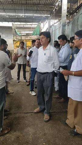 सरधना: नागला रोड और नवाब गढ़ी में संचालित हो रही डेयरी में पशुपालन विभाग की छापेमारी, दूध व चारे के सैंपल जांच के लिए भेजे