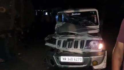 सिरसा: गांव रंगडी खेड़ा के पास लकड़ी से भरी ट्रैक्टर ट्रॉली से बोलेरो गाड़ी की हुई टक्कर, मौके पर पहुंची पुलिस