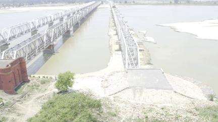 गोंडा-बुढ़वल खण्ड पर तीसरी लाइन निर्माण के अंतर्गत घाघरा नदी पर बन रहे महत्वपूर्ण पुल पर गर्डर लांचिंग का कार्य पूरा