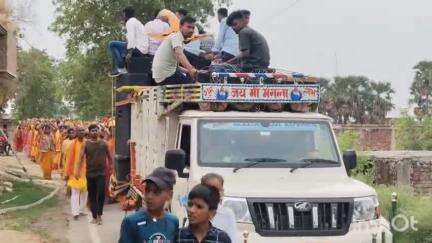 शेरघाटी: शेरघाटी के तिवारिचक गांव में निकली भव्य कलश यात्रा, श्री रुद्र महायज्ञ और शिव प्राण प्रतिष्ठा महोत्सव का शुभारंभ