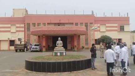నెల్లూరు సెంట్రల్ జైలు లో మాజీ మంత్రి కాకానితో సజ్జల ములాఖత్