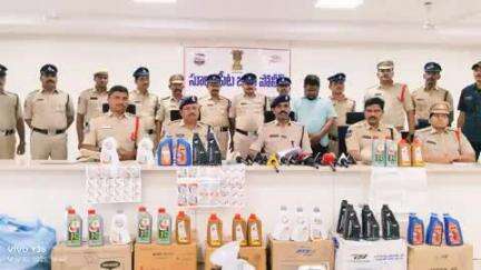 - 2 లక్షల నకిలీ ఇంజన్ ఆయిల్ మరియు 14 లక్షల విలువ గల టొయోటా కారు  సీజ్ చేసిన సూర్యాపేట జిల్లా CCS మరియు కోదాడ  రూరల్ పోలీస్.
- ఆయిల్ కంపెనీలో పని చేసిన అనుభవంతో సొంతంగా నకిలీ వ్యాపారం మొదలు పెట్టిన నిందితుడు అరెస్ట్