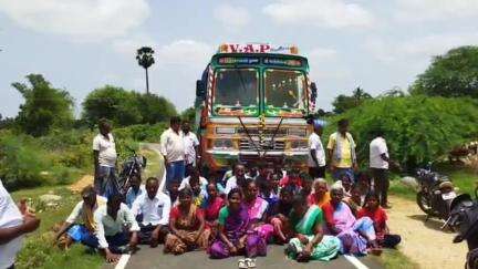 திருப்பத்தூர்: ஏரி வட்டம் பகுதியில் சாலையை பழுதாகிய டிப்பர் லாரிகளை சிறை பிடித்து பொதுமக்கள்  மறியல் போராட்டம்  #localissue