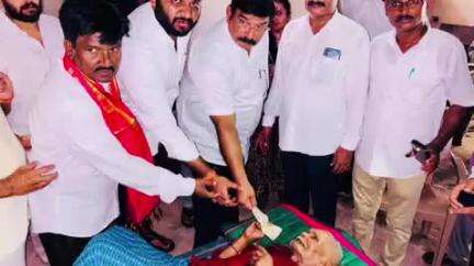 విశాఖపట్నం: జీవీఎంసీ 50 వ వార్డులో పెన్షన్ పంపిణీ కార్యక్రమంలో పాల్గొన్న ఎమ్మెల్యే విష్ణుకుమార్ రాజు VMRDA చైర్మన్  ప్రణవ్ గోపాల్