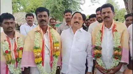 రాయదుర్గం: వైసిపి ప్రభుత్వంలో బనాయించిన అక్రమ కేసుల్లో న్యాయ పోరాటం చేసి విజయం సాధించిన వారిని అభినందించిన విప్ కాలవశ్రీనివాసులు