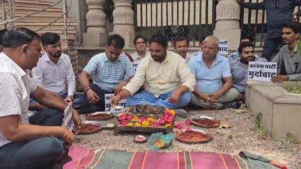 लाडपुरा: कांग्रेस की संविधान बचाओ रैली के विरोध में भाजपा कार्यकर्ताओं ने कलेक्ट्रेट सर्किल पर किया सदबुद्धि यज्ञ