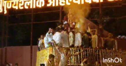 लातूर: पुण्यश्लोक अहिल्यादेवी होळकर जयंतीनिमित्त अहिल्यादेवी होळकर चौकात फटाक्यांच्या आतिषबाजीसह भंडाऱ्याची उधळण