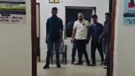 ગાંધીનગર: ચંદ્રાલા નાકા પોઈન્ટથી લકઝરી બસમાંથી રૂ. 2.37 કરોડના ગાંજાનાં જથ્થા સાથે મહારાષ્ટ્રનું દંપતી ઝડપાયું