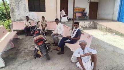 प्रतापगढ़: मधुरातालाब गांव में संदिग्ध हालात में खेत में पेड़ पर लटका मिला किसान का शव, पुलिस जांच में जुटी