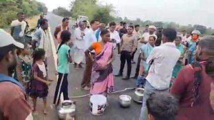 बिंद्रानवागढ़ गरियाबंद: माहुलकोट में पानी की मांग को लेकर ग्रामीणों ने नेशनल हाइवे 130 सी किया जाम