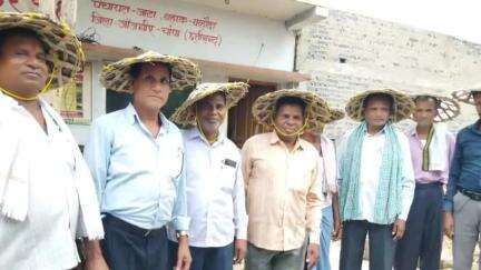 बलौदा: वरिष्ठ पत्रकार कुंजबिहारी साहू के नगर खरौद से किसान स्कूल बहेराडीह पहुंचे रिटायर्ड शिक्षक और कर्मचारी