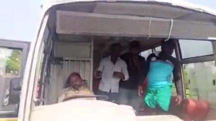 விருத்தாசலம்: ஊமங்கலம் அருகே விருத்தாசலத்தில் இருந்து கடலூர் நோக்கி வந்த பேருந்தில் ஓட்டுநருக்கு வலிப்பு நோய் வந்ததால் நிலை தடுமாறி விபத்து 14 பேர் காயம்
