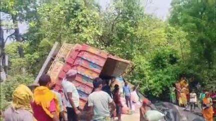 कोडरमा: कोडरमा घाटी में नौवा माइल के पास चावल से भरा ट्रक पलटा, चालक और उपचालक सुरक्षित