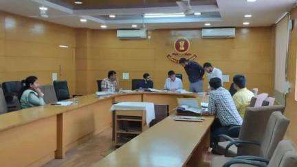 વલસાડ: કલેકટર કચેરીના સભાખંડમાં જિલ્લા જમીન મૂલ્યાંકન સમિતિ સાથે બેઠક યોજાઈ