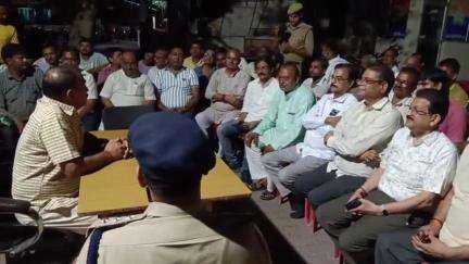 कौंच: कोंच कोतवाली परिसर में देर रात पहुंचे एसपी ने व्यापारियों के साथ बैठक कर स्थापित किया संवाद