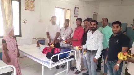 अंजड़: अहिल्याबाई की 300वीं जयंती पर धनगर युवा संगठन ने अंजड अस्पताल में मरीजों को फल वितरित किए