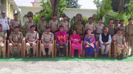 चम्पावत: अधिवर्षता की सेवा पूर्ण करने वाले मुख्य आरक्षी, सशस्त्र पुलिस ललित प्रसाद जोशी को विदाई समारोह में दी गई भावभीन विदाई