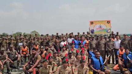 ગાંધીનગર: કરાઈ ખાતે આવેલ કેનાલ પર આર્મી SDRF,NDRF અને પોલીસ તમેજ અલગ અલગ એજન્સીઓની મોકડ્રીલ યોજાઈ