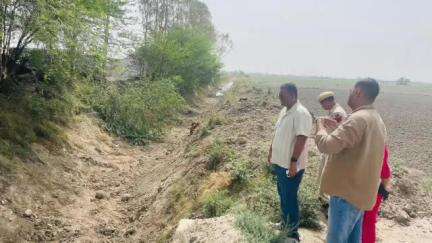 झज्जर: बाढ़ नियंत्रण उपायों में देरी पर जवाबदेही तय होगी: डीसी रविंद्र पाटिल ने फील्ड का दौरा किया