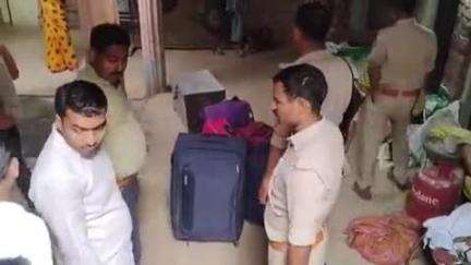चंदौली: जगदीशपुर गांव में हौसला बुलंद चोरों ने बंद कमरे का ताला तोड़कर लाखों रुपए के आभूषण और नगदी पर किया हाथ साफ