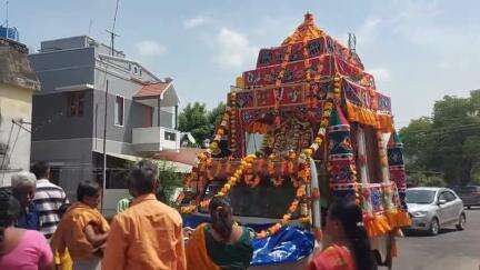 திருப்பத்தூர்: சுந்தரம்பள்ளி அருள்மிகு ஶ்ரீ கரி வரதராஜ பெருமாள் கோவிலில் வைகாசி மாத திருவிழா - தேர் உற்சவம் பக்தர்கள் சாமி தரிசனம்