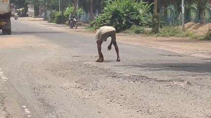 ଖଲ୍ଲିକୋଟ୍: ଶିଶୁ ଉଦ୍ୟାନ ଠାରୁ ବ୍ଲକ କାର୍ଯ୍ୟାଳୟ ପର୍ଯ୍ୟନ୍ତ ରାସ୍ତା ପାଲଟିଛି ମରଣ ଯନ୍ତା, ଖବର ପ୍ରସାରଣ ପରେ ଆରମ୍ଭ ହେଲା ରାସ୍ତା ମରାମତି କାର୍ଯ୍ୟ