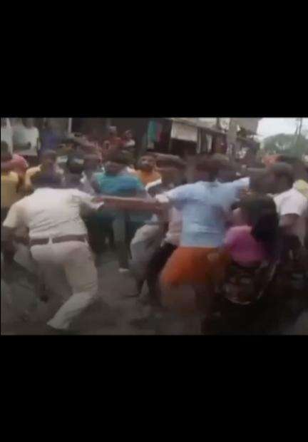 बिहार के हाजीपुर में पुलिस कस्टडी में शख्स की मौत के बाद हुआ भारी हंगामा, लोगों ने दारोगा को गिराकर पीटा