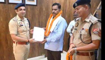 नौगढ़: पुलिस अधीक्षक ने पुलिस कार्यालय में 2 सेवानिवृत्त पुलिसकर्मियों को ससम्मान विदाई दी