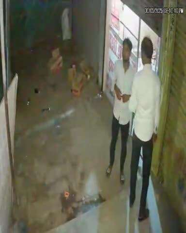 कौंच: ग्राम पनियारा में शराब की दुकान पर युवक ने 2 साथियों के साथ सेल्समैन से की मारपीट, CCTV में कैद हुई घटना