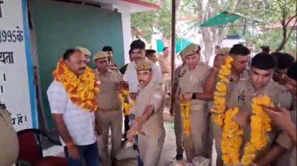 झांसी: रक्सा थाना इंचार्ज की अनोखी विदाई, थाने के सिपाही और क्षेत्र की जनता हुए भावुक