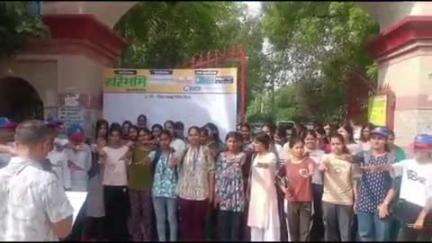 रोहतक: नया बस स्टैंड पर लोगों को तंबाकू सेवन न करने की शपथ दिलाई गई, हस्ताक्षर अभियान भी चलाया
