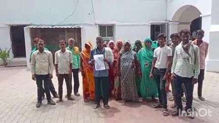 बरवलिया गांव में मनमाने तरीके से की जा रही चकबंदी को लेकर दर्जनों ग्रामीणों ने DM ऑफिस पहुंचकर की शिकायत