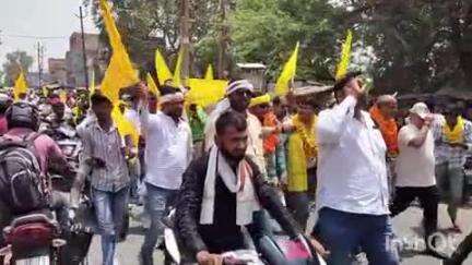 औरैया: दिबियापुर कस्बे में अहिल्याबाई होलकर जयंती पर निकाली गई बाइक रैली, बड़ी संख्या में लोगों की भीड़ दिखी