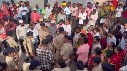 જામનગર શહેર: સ્વામિનારાયણનગર વિસ્તારમાં ડિમોલિશન સમયે વિરોધ કરી રહેલા નગરસેવિકા અને સ્થાનિકોની પોલીસ દ્વારા અટકાયત કરાય