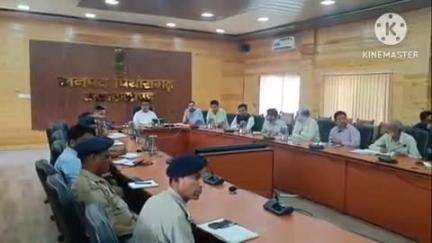 पिथौरागढ़: सीएम पुष्कर सिंह धामी ने जिला कार्यालय सभागार में आपदा प्रबंधन को लेकर अधिकारियों को किया संबोधित
