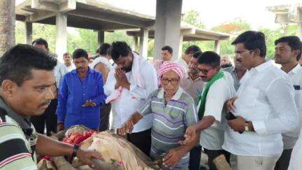 పెగడపల్లె: అంత్యక్రియలకు హాజరైన ప్రభుత్వ విప్, ధర్మపురి ఎమ్మెల్యే అడ్లూరి లక్ష్మణ్ కుమార్