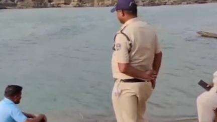 करेली: बरमान नर्मदा नदी के पुल से 27 वर्षीय युवक ने लगाई छलांग, SDRF टीम कर रही रेस्क्यू