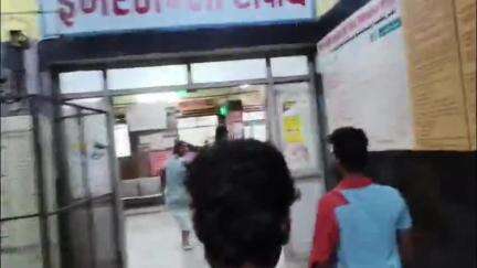 जौनपुर: जिला अस्पताल में न्यूड किन्नरों ने हंगामा किया, डॉक्टर और नर्सिंग स्टाफ को दौड़ा-दौड़ा कर पीटा