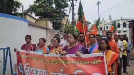 রামপুরহাট ১: তৃণমূলের প্রাক্তন বীরভূম জেলা সভাপতি অনুব্রত মণ্ডলের গ্রেপ্তারির দাবিতে রামপুরহাট থানার সামনে পুলিশের সঙ্গে ধস্তাধস্তি
