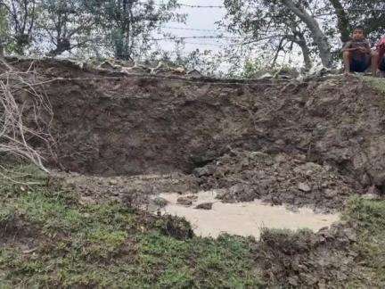 হিঙ্গলগঞ্জ: কেওড়া খালি এলাকায় নদী বাঁধে ধস, আতঙ্কে মানুষ; এখনও এবিষয়ে জানি না, বললেন BDO #jansamasya