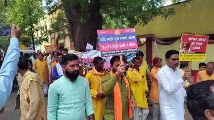 बड़वानी: 'विश्व तंबाकू निषेध दिवस' पर गायत्री परिवार ने बड़वानी शहर में विशाल नशा मुक्ति रैली