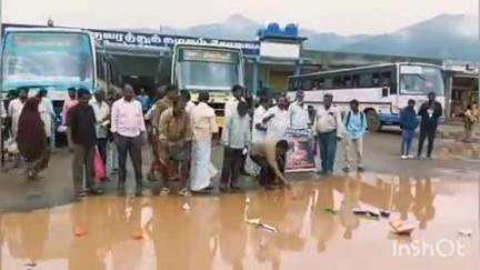 கூடலூர்: பேருந்து நிலையம் மழை நீர் தேங்கி குளம் போல் மாறியதால் பொதுமக்கள் படகு விட்டு  நூதனப் போராட்டம்