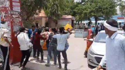 भिंड नगर: जिला अस्पताल के सामने दो गुटों में मारपीट