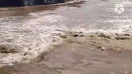 নগাঁও: কচুৱাৰ বিভিন্ন অঞ্চলত হুৰাহুৰে সোমাইছে বৰপানী নদীৰ বাঢ়নী পানী, শিঙিমাৰীৰ পৰা পণ্ডিতঘাট সংযোগী পথৰ ওপৰদি বাগৰিছে পানী