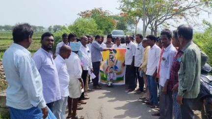 జన్నారం: వంతెన నిర్మాణానికి నిధులు మంజూరు చేసిన సీఎం రేవంత్ రెడ్డి,మంత్రి సీతక్క,ఎమ్మెల్యే చిత్రపటాలకు పాలాభిషేకం చేసిన నాయకులు