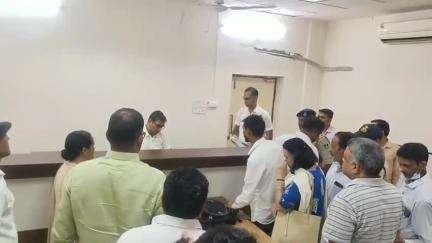 दबंगों ने बंद किया किसानों का रास्ता, इंदौर के देपालपुर में 30 किसान परेशान; कलेक्टर से की शिकायत