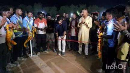 रामपुर: खरेंदा में आयोजित नाइट क्रिकेट टूर्नामेंट मैच का उद्घाटन जिप सदस्य विकास सिंह उर्फ लल्लू पटेल ने किया