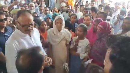 सीतापुर: जिला अस्पताल पहुंचे डिप्टी सीएम बृजेश पाठक ने ₹1 का पर्चा अधिक पैसे पर मिलने को लेकर जताई नाराजगी