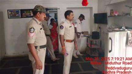తాడిపత్రి: పెద్దవడుగూరు మండలంలోని మిడుతూరు గ్రామంలో నాకాబందీ నిర్వహించిన పోలీసులు రౌడీషీటర్లు అనుమానిత ఇళ్లల్లో క్షుణ్ణంగా తనఖి