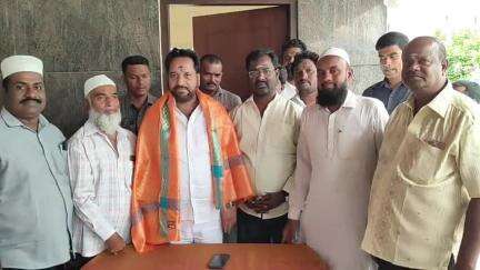 పలమనేరు: నియోజకవర్గ ఎమ్మెల్యే అమర్నాథరెడ్డిని మర్యాదపూర్వకంగా కలిసి సన్మానించిన రేషన్ డీలర్లు